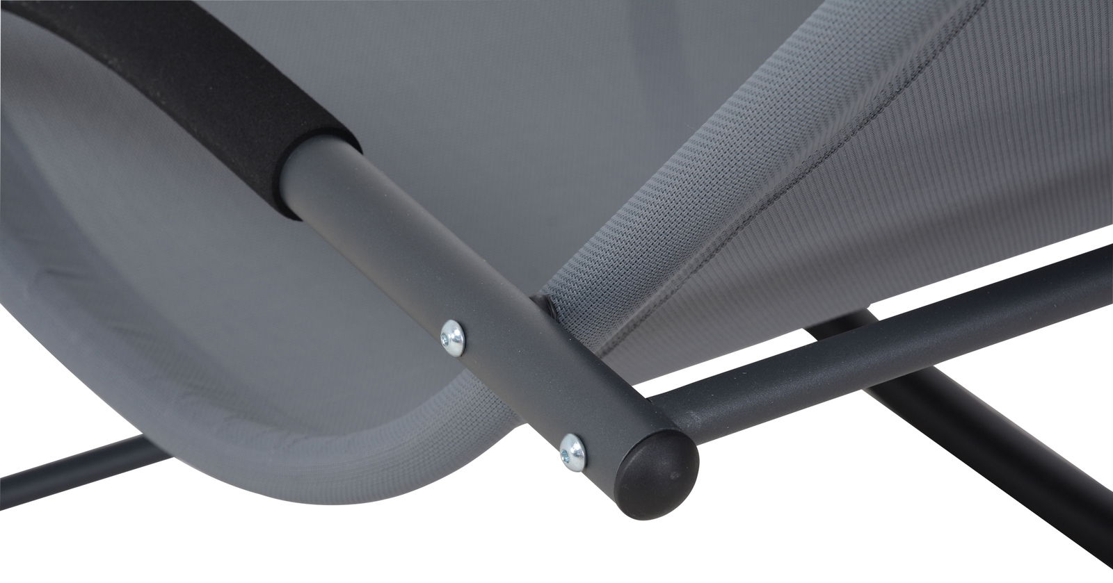 Nahaufnahme einer grauen Schaukelliege mit Metallrahmen und Stoffbespannung, seitliche Perspektive.