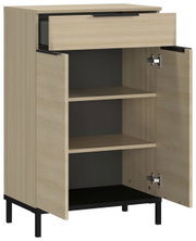 Commode van licht hout met één open lade en twee open deuren, waarachter twee planken te zien zijn, gezien van voren.