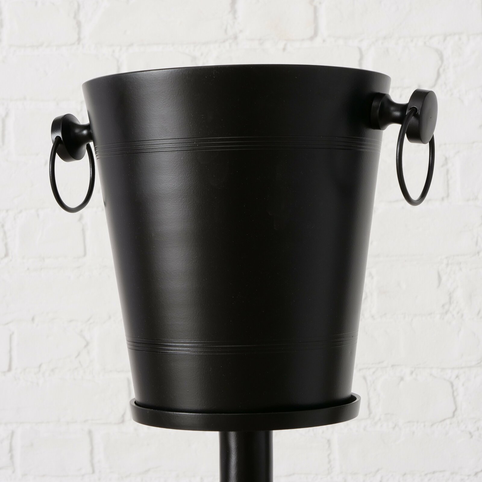 Schwarzer, runder Weinkühler Amara mit seitlichen Griffen, seitliche Perspektive