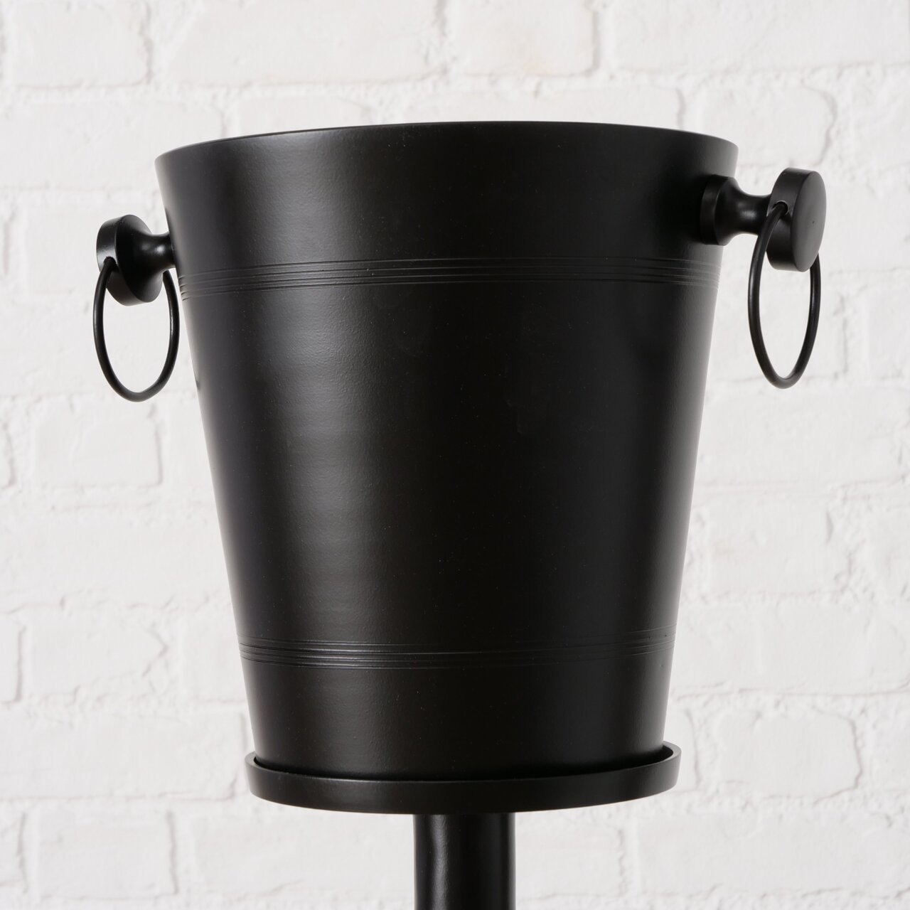 Schwarzer, runder Weinkühler Amara mit seitlichen Griffen, seitliche Perspektive