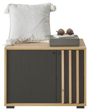 Garderobenbank mit schwarzer Front und Holzrahmen, darauf ein weißes Kissen und eine Sonnenbrille, Frontalansicht