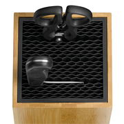 Messerblock SPITZENKLASSE aus Holz mit schwarzem Einsatz, von oben gesehen, mit einer Schere und einem Messergriff sichtbar.