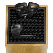 Messerblock SPITZENKLASSE aus Holz mit schwarzem Einsatz, von oben gesehen, mit einer Schere und einem Messergriff sichtbar.