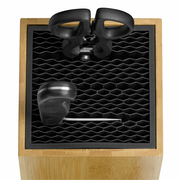 Messerblock SPITZENKLASSE aus Holz mit schwarzem Einsatz, von oben gesehen, mit einer Schere und einem Messergriff sichtbar.