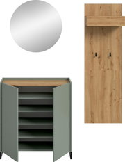 Modernes Badmöbel-Set in Salbeigrün und Eichenholzoptik mit rundem Spiegel, Wandpaneel mit Ablage und Haken sowie Unterschrank mit geöffneten Türen und Regalböden, Frontalansicht