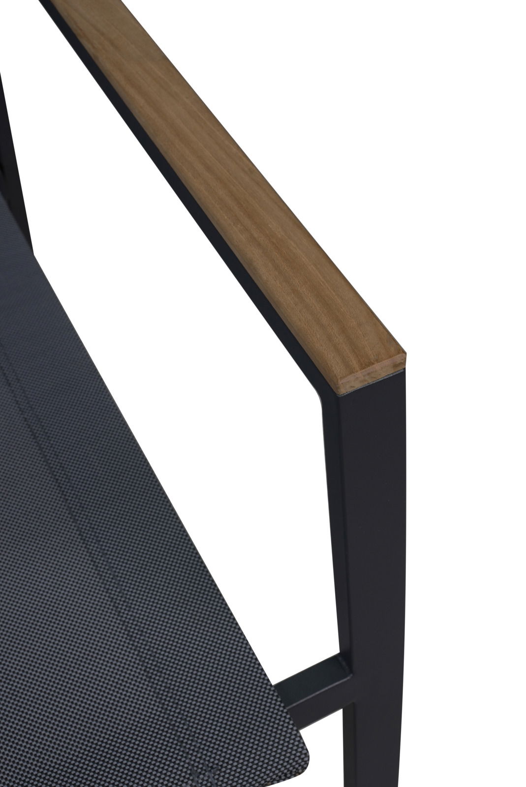 Nahaufnahme eines Stapelstuhls mit einem Armlehnen-Detail aus Holz und einem schwarzen Metallrahmen, seitliche Perspektive.