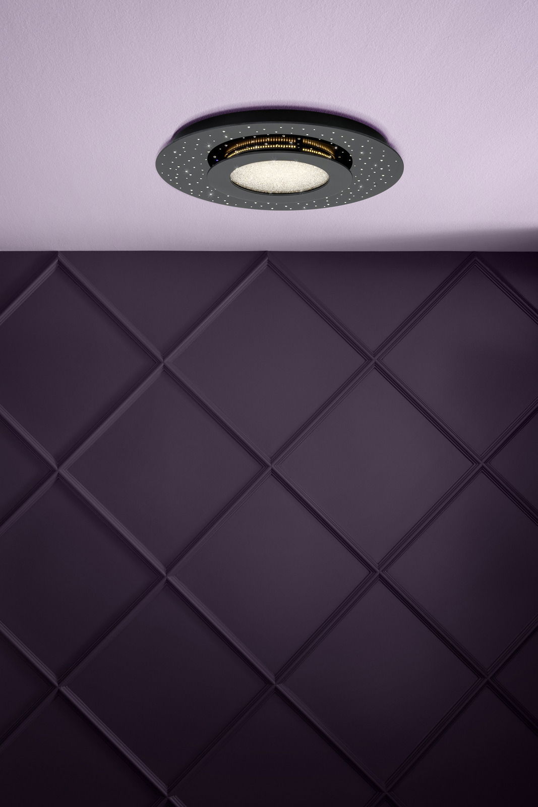 Moderne LED-Deckenleuchte in schwarzem Design mit sternförmigen Lichtpunkten, von unten betrachtet.