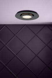 Moderne LED-Deckenleuchte in schwarzem Design mit sternförmigen Lichtpunkten, von unten betrachtet.