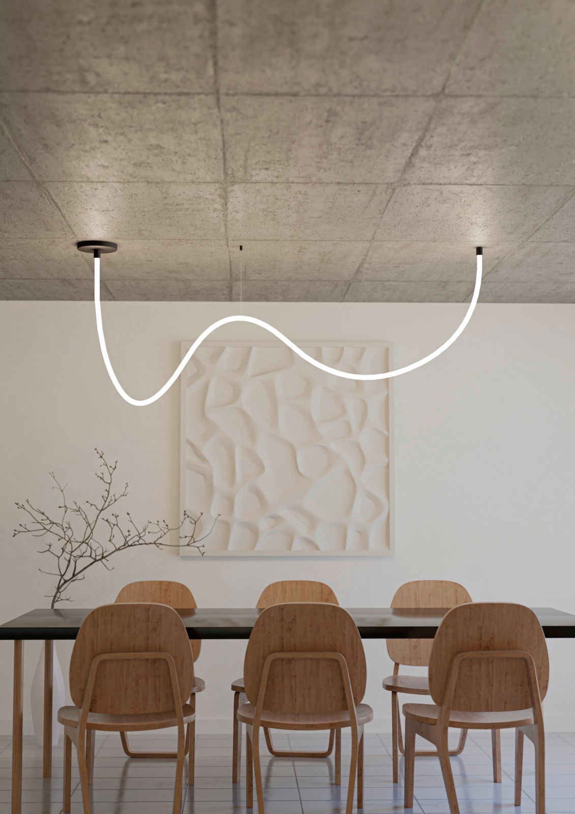 Moderne LED-Lichtschlauch-Installation an der Decke eines Esszimmers, mit geschwungenem Design und minimalistischer Ästhetik, aus der Perspektive des Raumes betrachtet.
