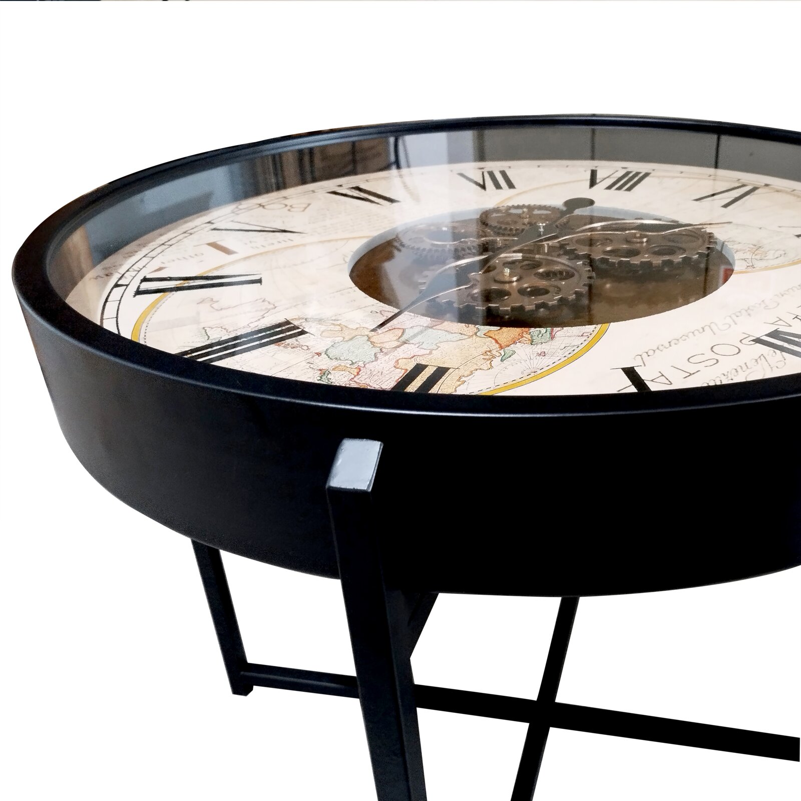 Ronde bijzettafel in klokvorm met een zwart metalen frame, glazen blad, Romeinse cijfers en zichtbare tandwielen in het midden, schuin van bovenaf gefotografeerd in zijaanzicht