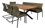Essgruppe mit Holztisch und grünen Freischwingerstühlen sowie einer passenden Bank, seitliche Perspektive