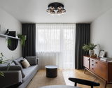 Moderne Deckenleuchte MAXY in einem stilvollen Wohnzimmer, Perspektive von unten.