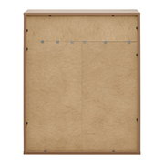 Rückansicht einer Kommode mit einfacher Holzrückwand und Befestigungselementen