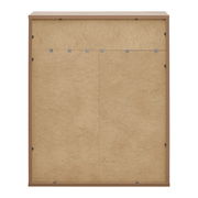 Rückansicht einer Kommode mit einfacher Holzrückwand und Befestigungselementen