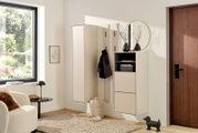 Modernes, helles Eingangsbereich-Setup mit wandmontiertem weißem Garderobenschrank, Paneel mit Haken und Schuhschrank mit rundem Spiegel, frontal aus leicht schräger Perspektive aufgenommen.