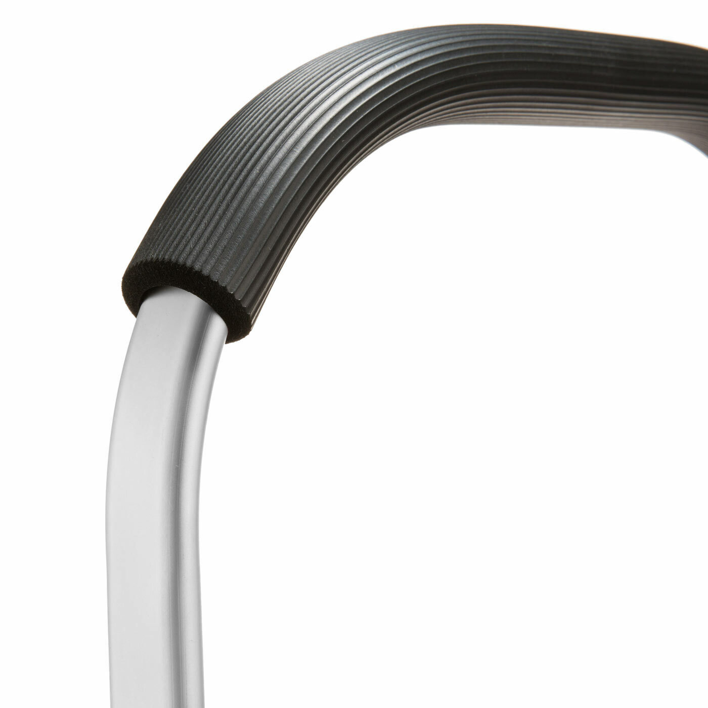 Nahaufnahme des schwarzen, gerippten Griffs eines Carrybags aus seitlicher Perspektive.