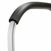 Nahaufnahme des schwarzen, gerippten Griffs eines Carrybags aus seitlicher Perspektive.