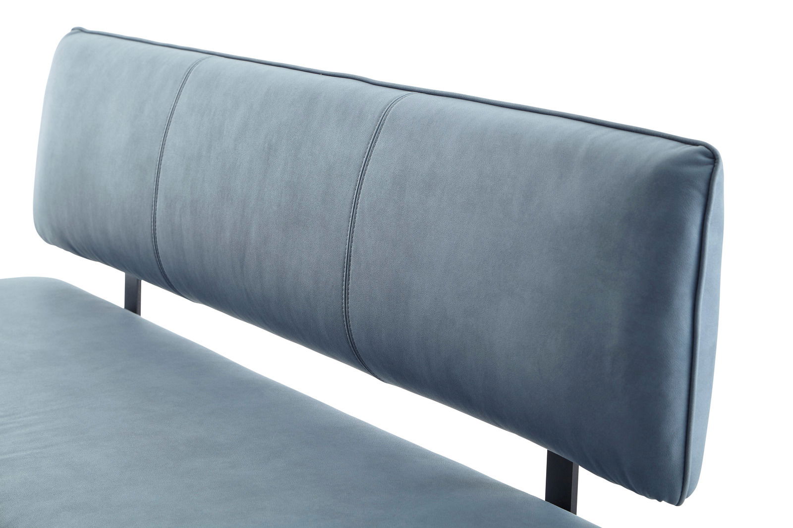 Nahaufnahme einer blauen Sitzbank mit gepolsterter Rückenlehne, seitliche Perspektive