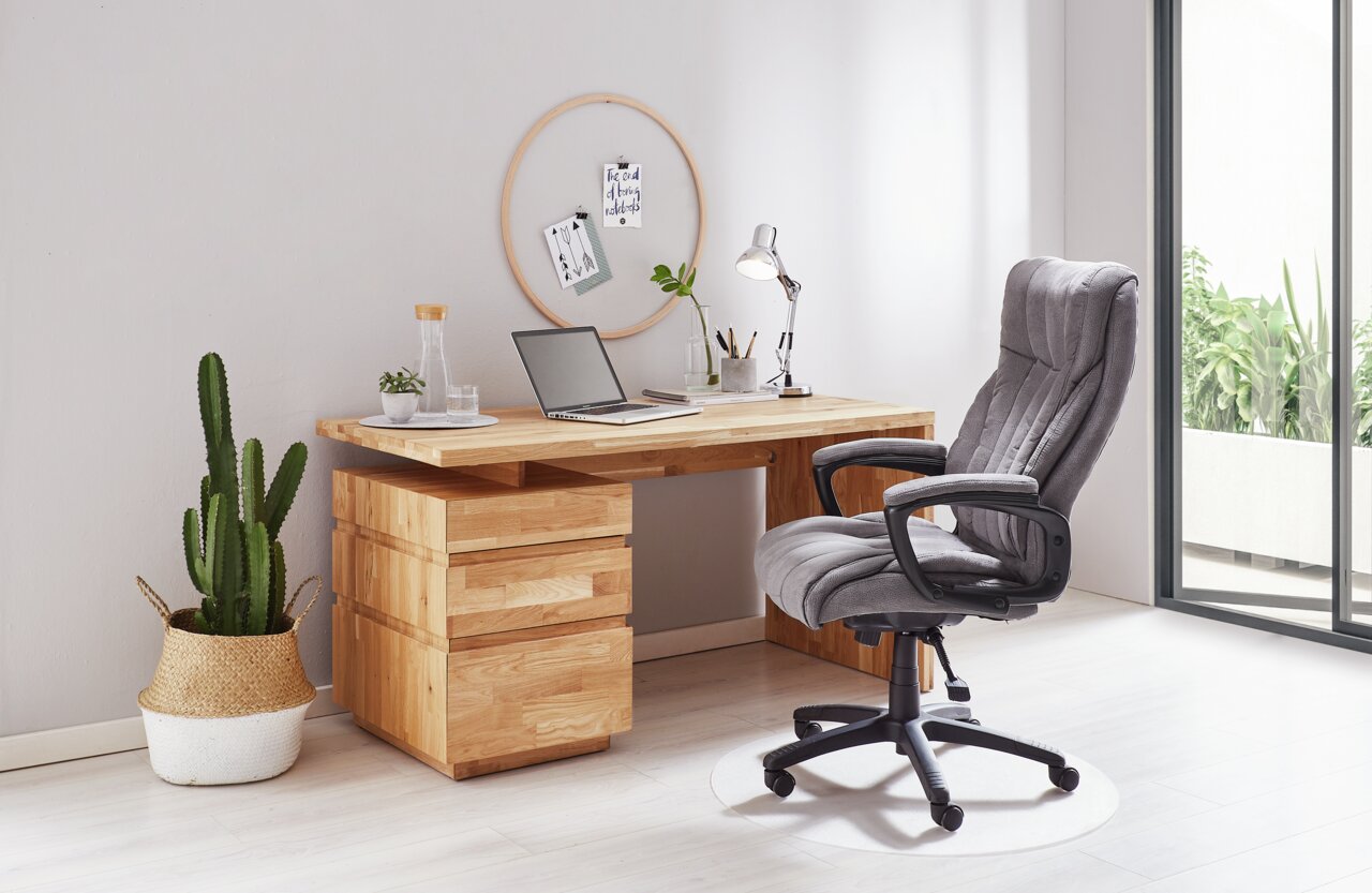 Grauer Chefsessel in einem modernen Büro, seitliche Perspektive