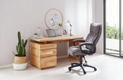 Grauer Chefsessel in einem modernen Büro, seitliche Perspektive