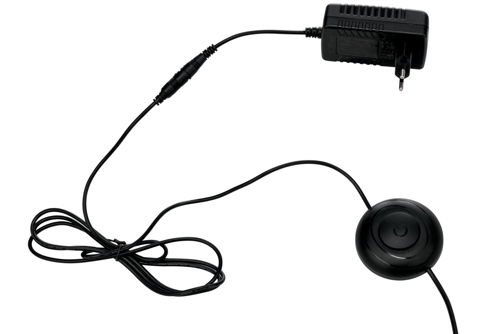 Schwarzes Netzteil mit EU-Stecker und langem Kabel samt rundem Inline-Ein-/Ausschalter, freigestellt auf weißem Hintergrund, Draufsicht von oben