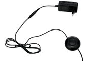 Schwarzes Netzteil mit EU-Stecker und langem Kabel samt rundem Inline-Ein-/Ausschalter, freigestellt auf weißem Hintergrund, Draufsicht von oben