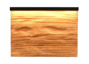 Wandleuchte mit Holzoptik, frontal betrachtet, mit warmem Lichtschein