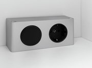 Silberne Steckdose mit zwei Anschlüssen, seitliche Perspektive