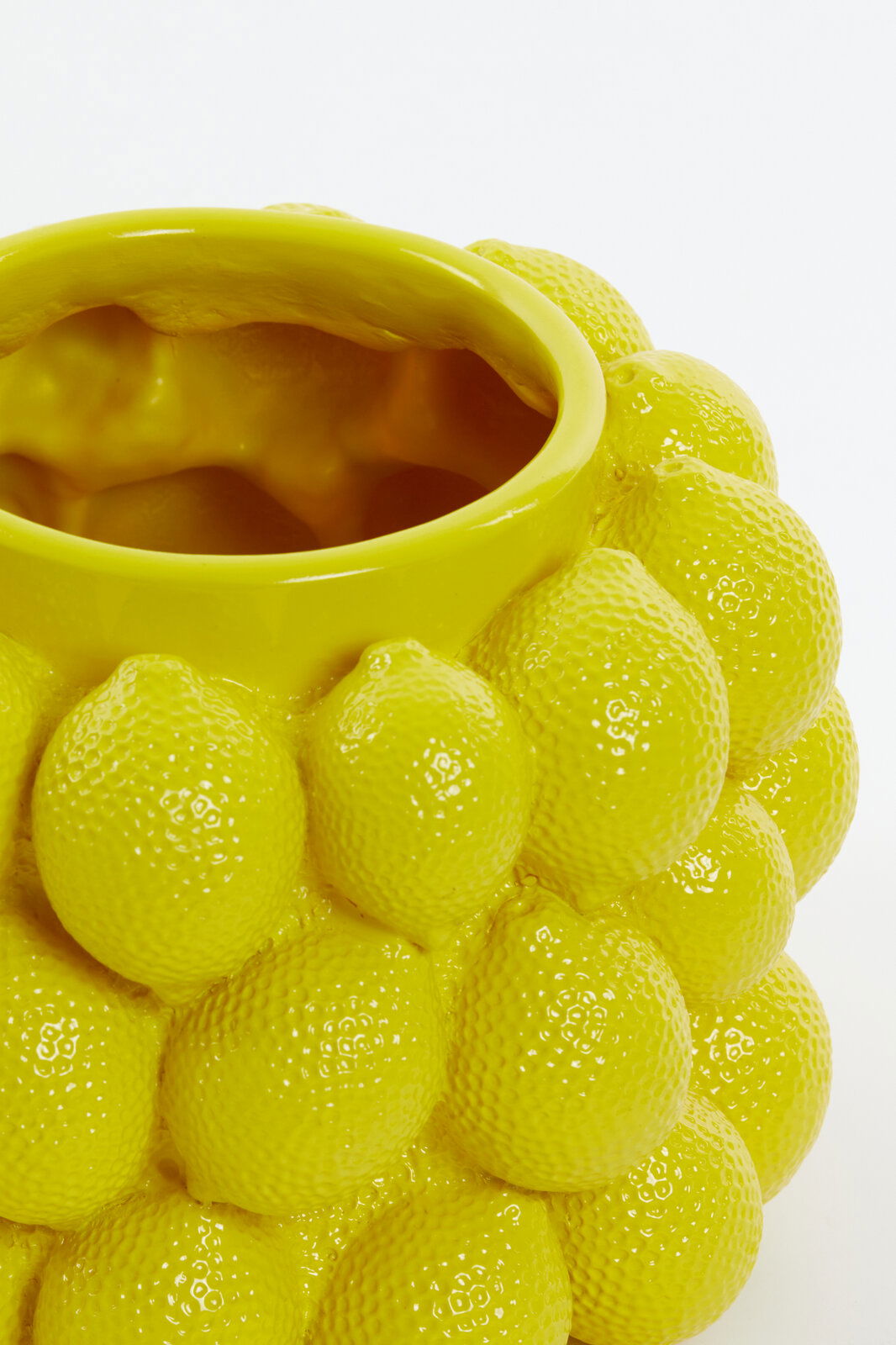 Light&Living Vase LEMON Nahaufnahme einer gelben Vase mit Zitronenstruktur, von oben betrachtet.