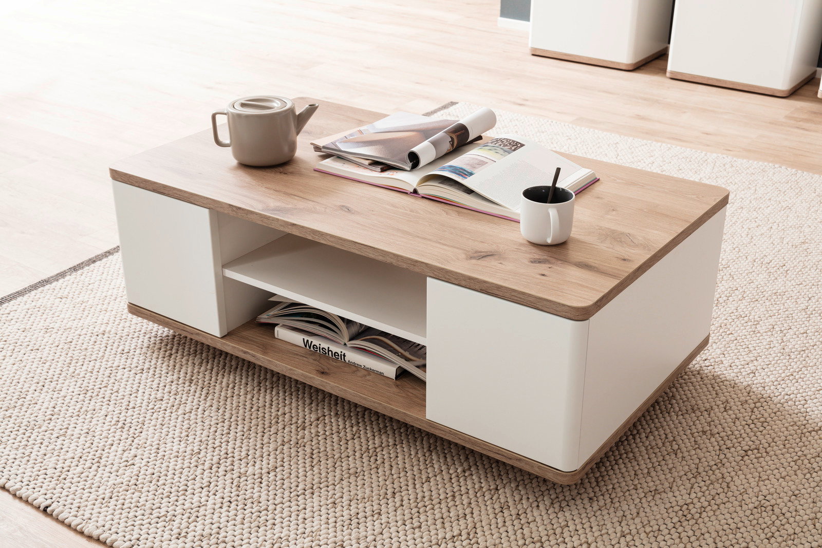 Stylife Couchtisch PALERMO Moderner Couchtisch mit Holzoberfläche und weißen Seiten, dekoriert mit Teekanne, Tasse und Zeitschriften, aus seitlicher Perspektive fotografiert.