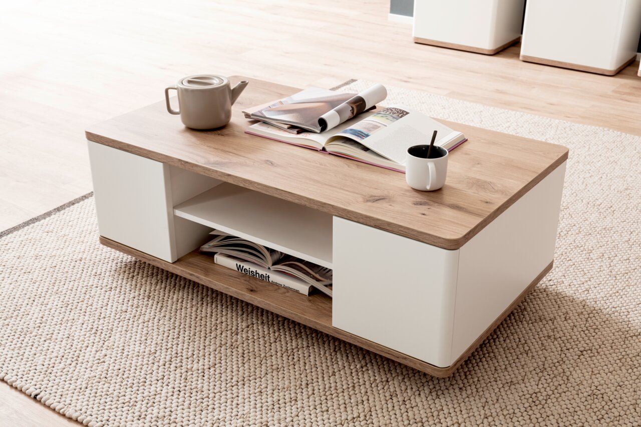 Stylife Couchtisch PALERMO Moderner Couchtisch mit Holzoberfläche und weißen Seiten, dekoriert mit Teekanne, Tasse und Zeitschriften, aus seitlicher Perspektive fotografiert.