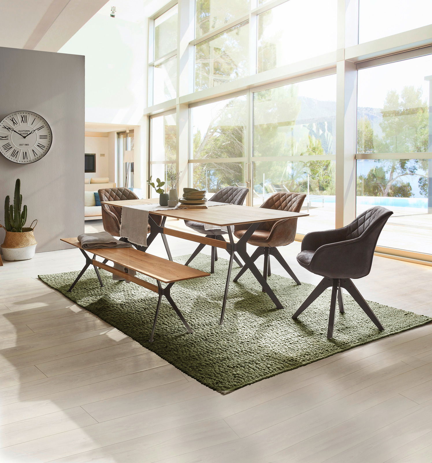 Linea Natura Sitzbank 180 DÜSSELDORF Esszimmer mit modernem Esstisch und Stühlen in einem hellen Raum mit großen Fenstern, seitliche Perspektive