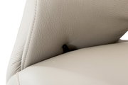 Nahaufnahme eines beigen Relaxsessels mit Lederbezug, Detailansicht der Rückenlehne von der Seite