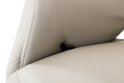 Nahaufnahme eines beigen Relaxsessels mit Lederbezug, Detailansicht der Rückenlehne von der Seite