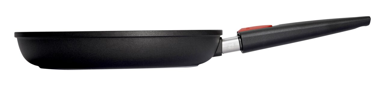 Seitenansicht einer Gusspfanne 28cm Nowo Titanium mit abnehmbarem Griff.