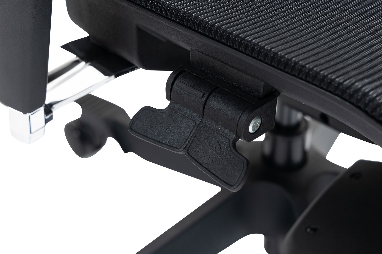 Nahaufnahme der Verstellmechanismen eines Drehstuhls mit schwarzem Stoffbezug und verchromten Elementen, seitliche Perspektive.