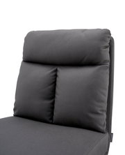 Grauer Stuhl mit gepolsterter Rückenlehne, seitliche Perspektive