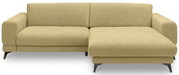 Beiges Ecksofa mit Recamiere rechts, gepolsterten Armlehnen und schwarzen Metallfüßen, freigestellt auf weißem Hintergrund, Frontansicht leicht schräg von vorne.