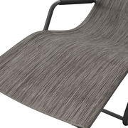 Nahaufnahme einer Schaukelliege mit grauem Stoffbezug und schwarzem Metallrahmen, seitliche Perspektive