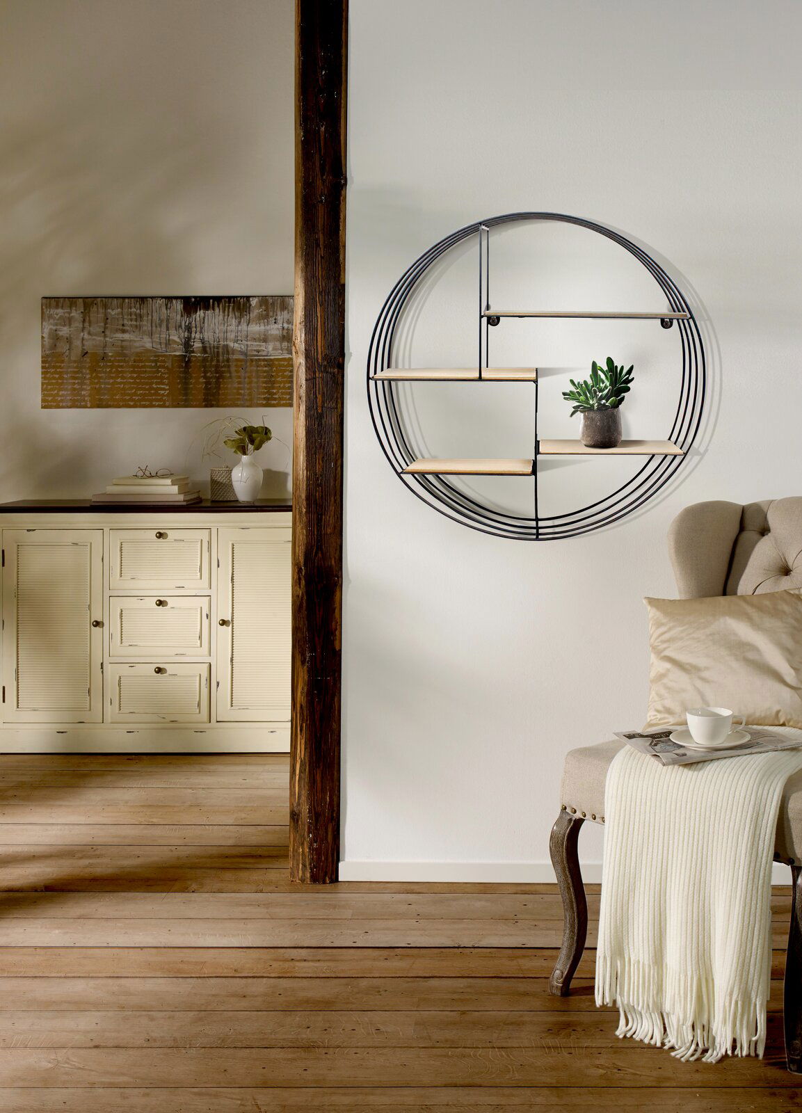 XORA Wandregal HANNA Rundes Wandregal aus Metall mit Holzablagen, seitliche Perspektive, dekoriert mit einer kleinen Pflanze.