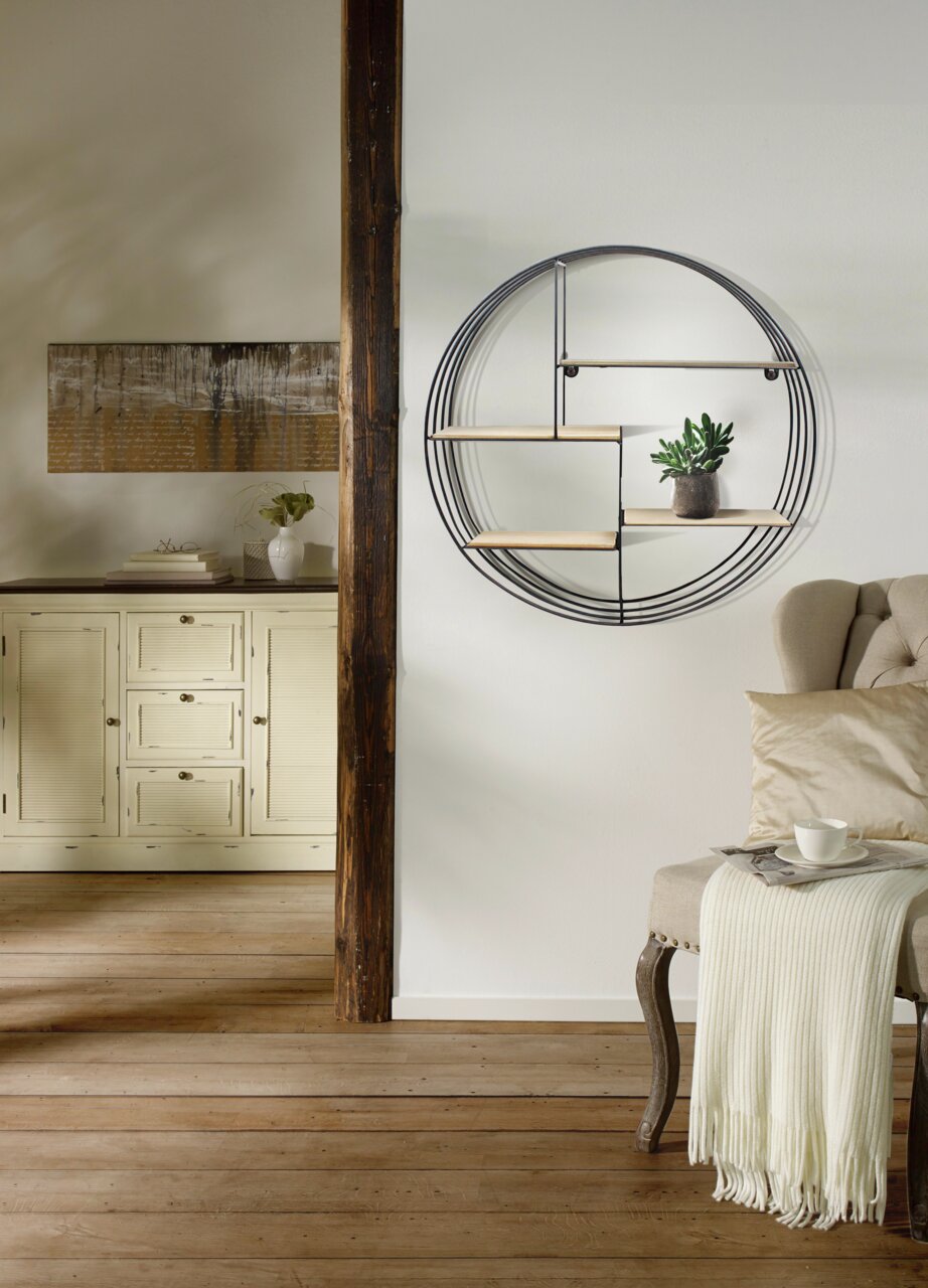 Rundes Wandregal aus Metall mit Holzablagen, seitliche Perspektive, dekoriert mit einer kleinen Pflanze.