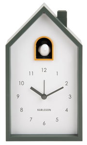 Moderner KARLSSON Wecker in Form eines Hauses mit Kuckuck, frontal abgebildet.