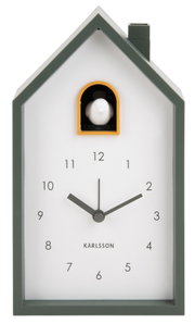 Moderner KARLSSON Wecker in Form eines Hauses mit Kuckuck, frontal abgebildet.