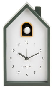 Moderner KARLSSON Wecker in Form eines Hauses mit Kuckuck, frontal abgebildet.