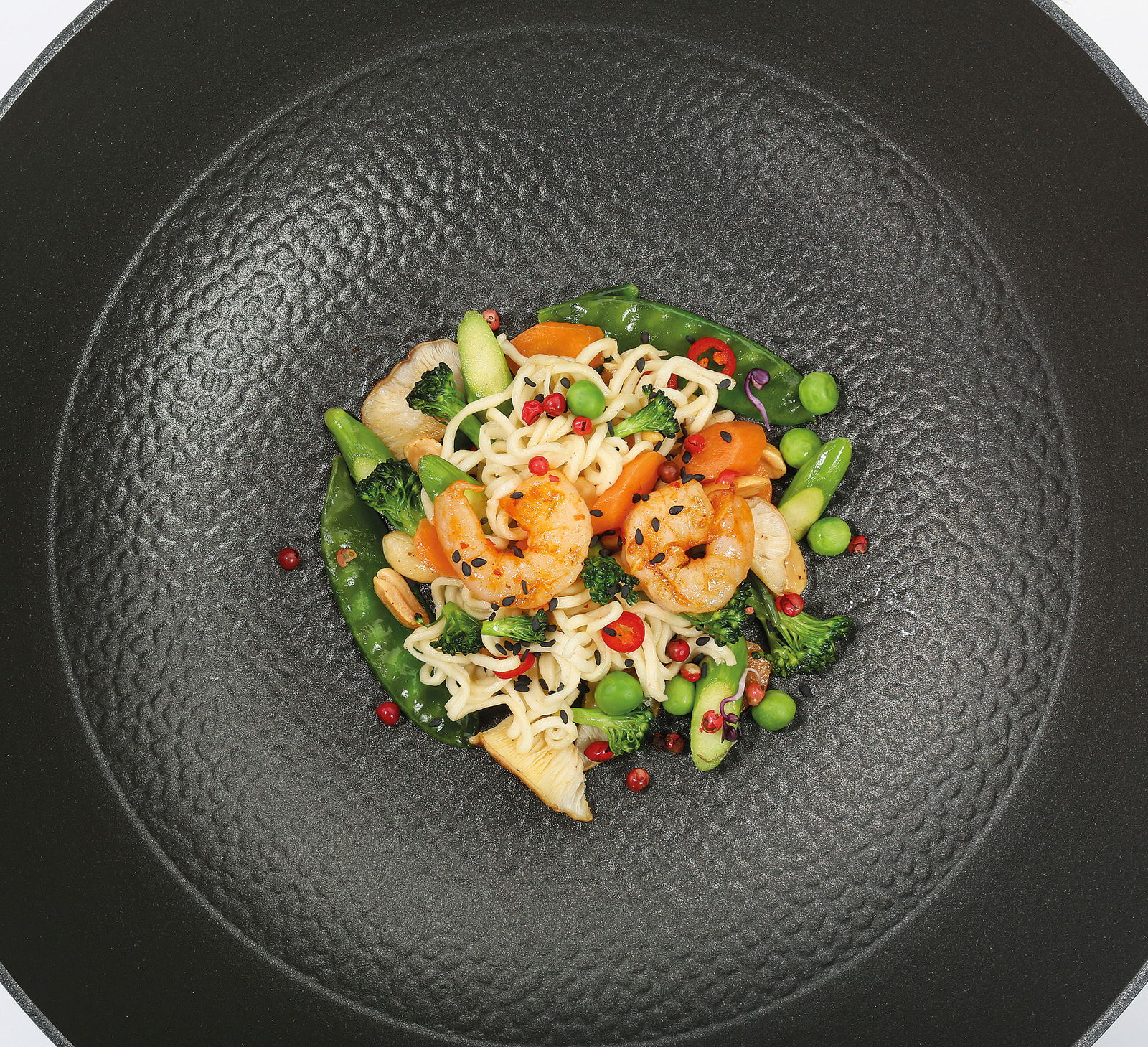 Wokpfanne COUNTRY, 28 cm, von oben mit asiatischem Gericht aus Garnelen, Gemüse und Nudeln.