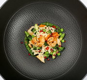 Wokpfanne COUNTRY, 28 cm, von oben mit asiatischem Gericht aus Garnelen, Gemüse und Nudeln.
