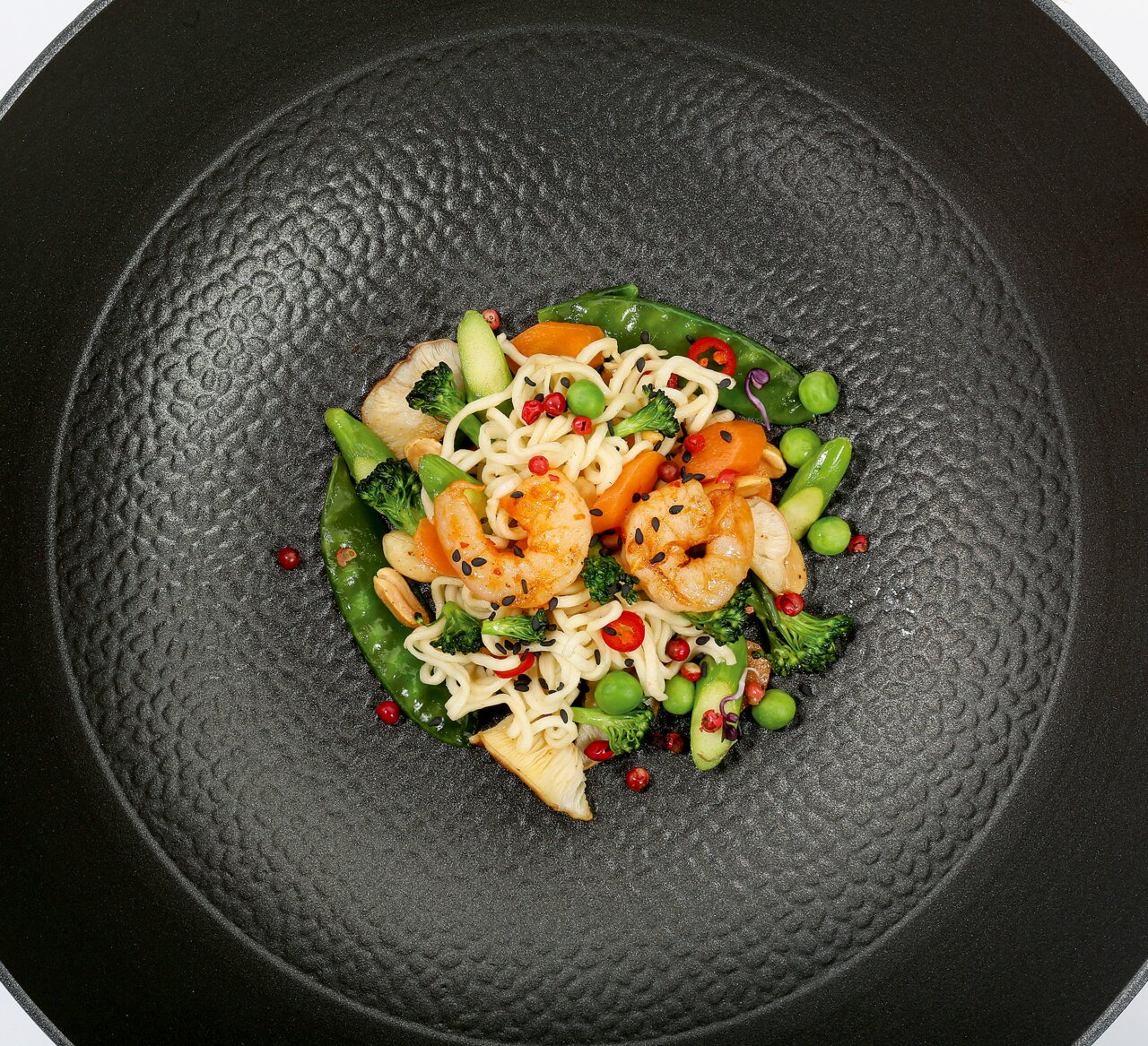 Wokpfanne COUNTRY, 28 cm, von oben mit asiatischem Gericht aus Garnelen, Gemüse und Nudeln.