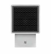 Frontansicht eines modernen Messerblocks von WMF mit wellenförmigem Einsatz und Edelstahlbasis.