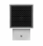 Frontansicht eines modernen Messerblocks von WMF mit wellenförmigem Einsatz und Edelstahlbasis.