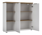 Offener XL-Aktenschrank mit zwei Türen, weiß mit Holzakzenten, seitliche Perspektive